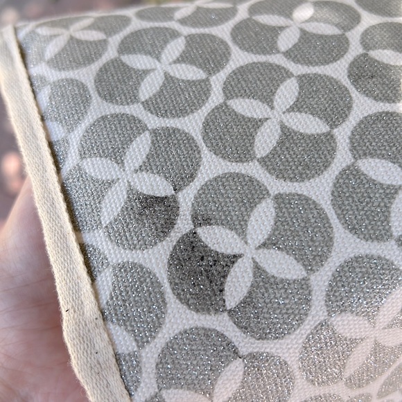 Audrey and Lewis Travel Toiletry Cosmetics Bag with Hook to Hang Silver Sparkles - Picture 6 of 7